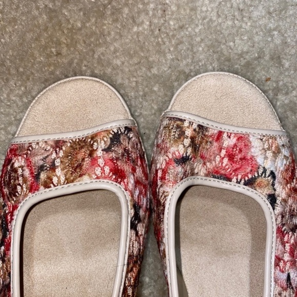 Dozen Roses Wedge Slingback Open Toe Wedge In 9.5 - Picture 3 of 4